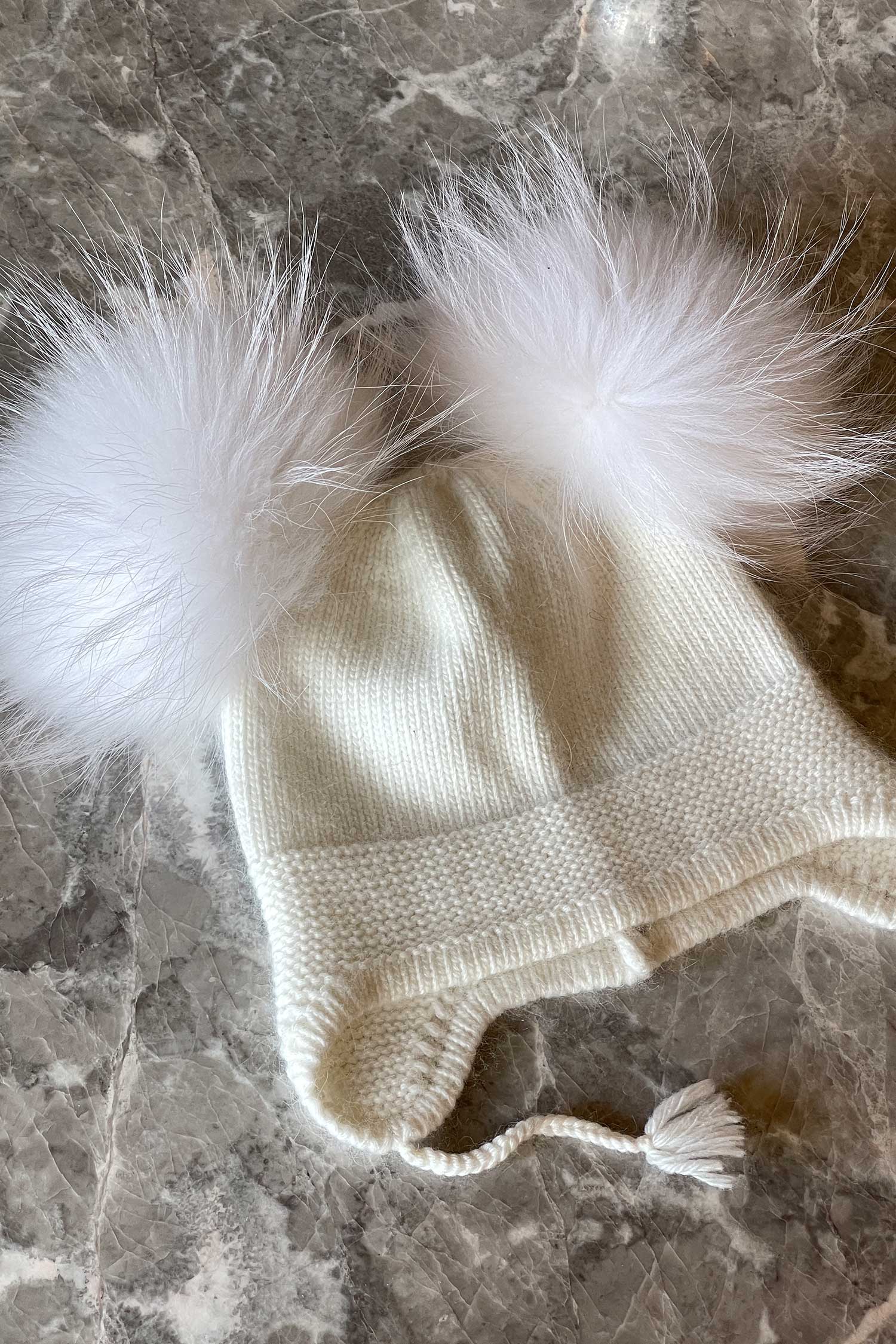 Double Pom Pom Beanie in Snow - Mode & Affaire